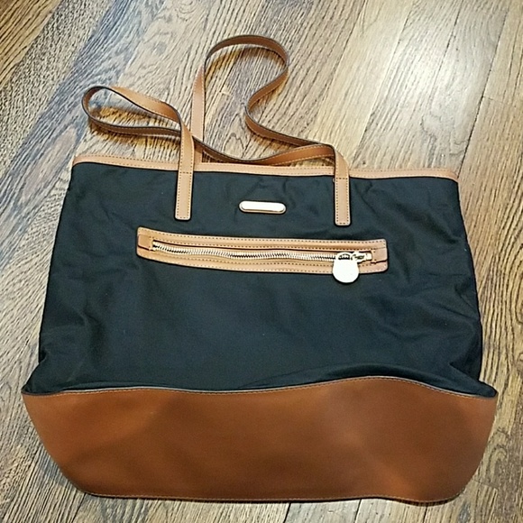 Michael Kors Handbags - Michael Kors Pocket Book